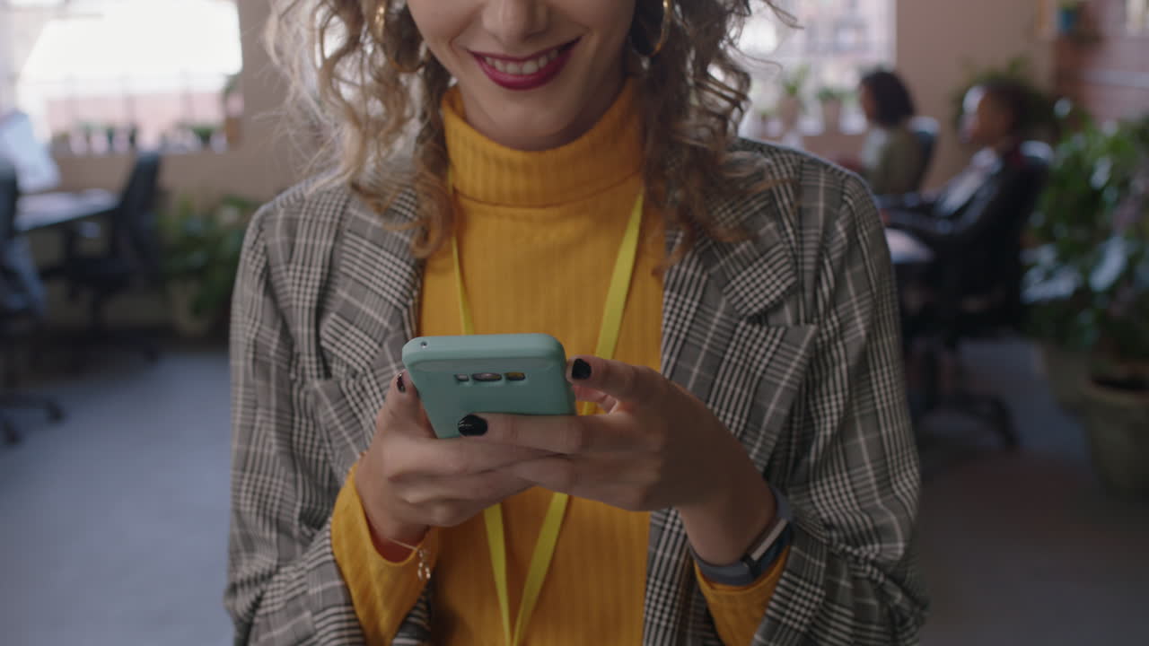 close up donna d'affari che usa lo smartphone, naviga i messaggi dei social media, invia messaggi sul cellulare, gode di un luogo di lavoro di ufficio diversificato, manager donna che cammina sicura in slow motion