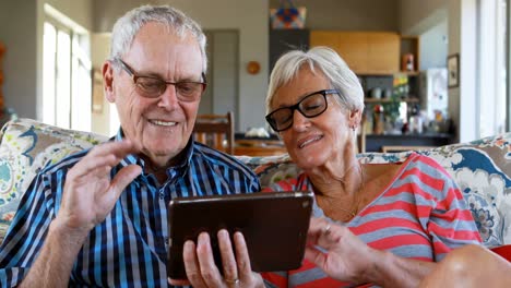 pareja de ancianos haciendo una videollamada en una tableta digital 4k