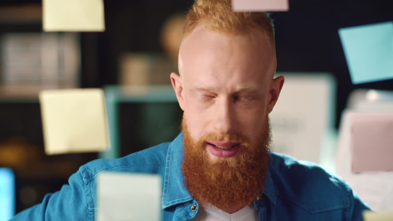 дружелюбный бизнесмен ставит наклейку с идеей на борту