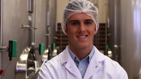 técnico de alimentos sonriendo a la cámara