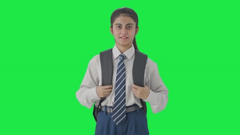 chica de la escuela india seria hablando con la cámara pantalla verde