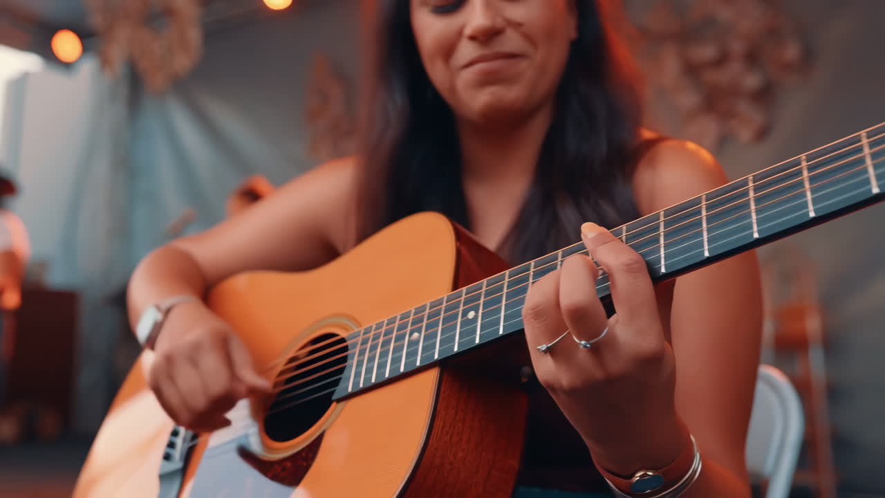 Donna che suona la chitarra acustica a un concerto