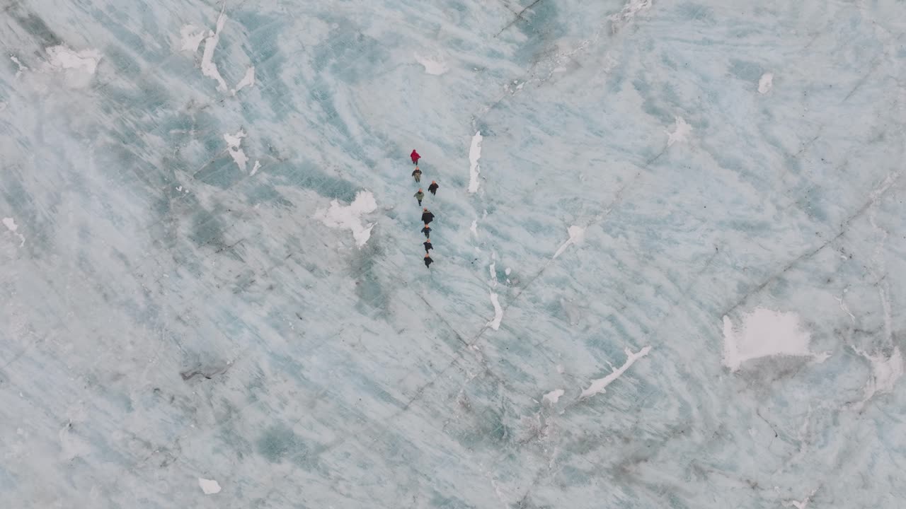 아이슬란드 비르키스요쿨 빙하의 얼음 표면에서 하이킹을 하는 사람들의 공중 평면도