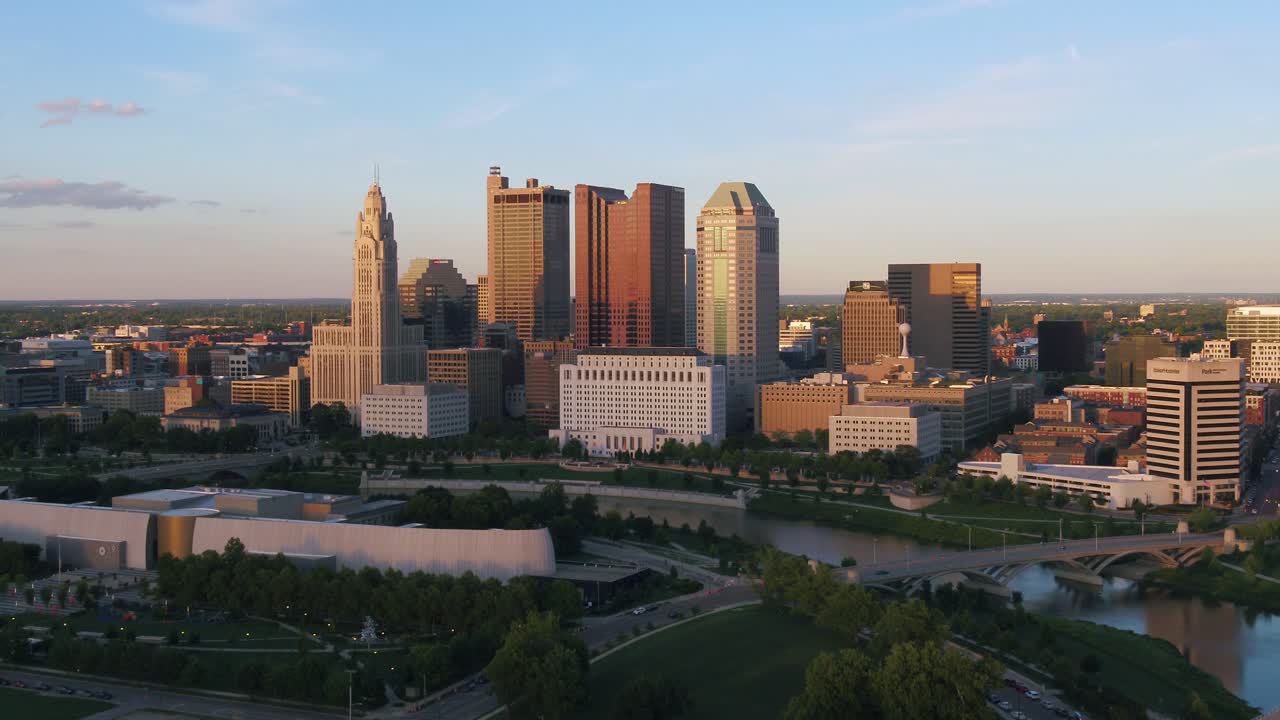 Luftfoto fra drone mod Columbus bys skyline, den gyldne time i Ohio, USA