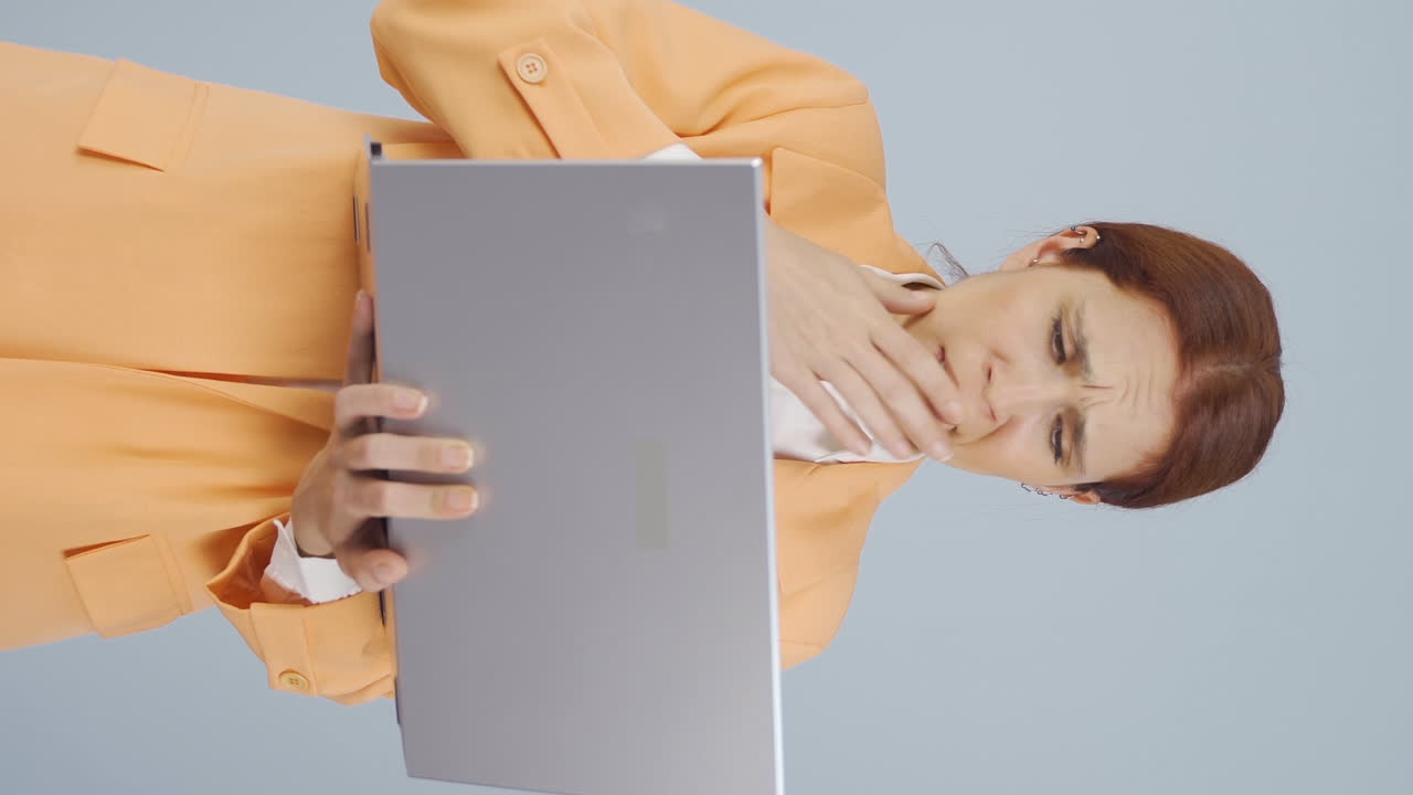 vídeo vertical de una mujer de negocios bostezando.