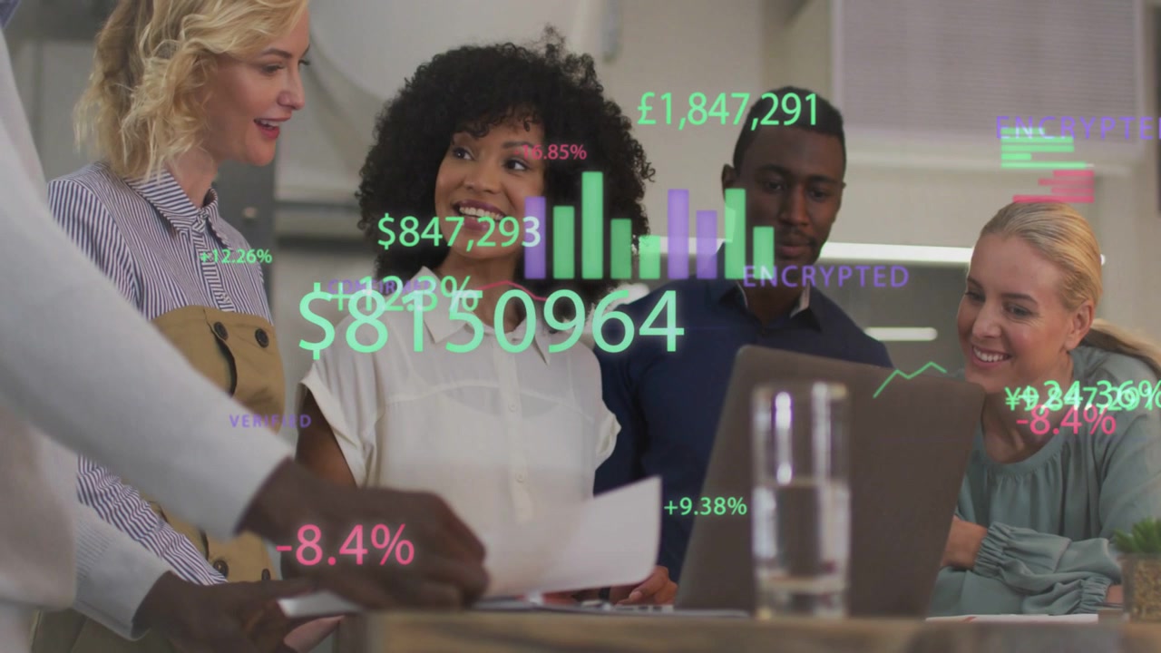 Personeel legt papieren neer, leidinggevende presenteert financiën voor het budget met zwevende valuta-overlays op de laptop.
