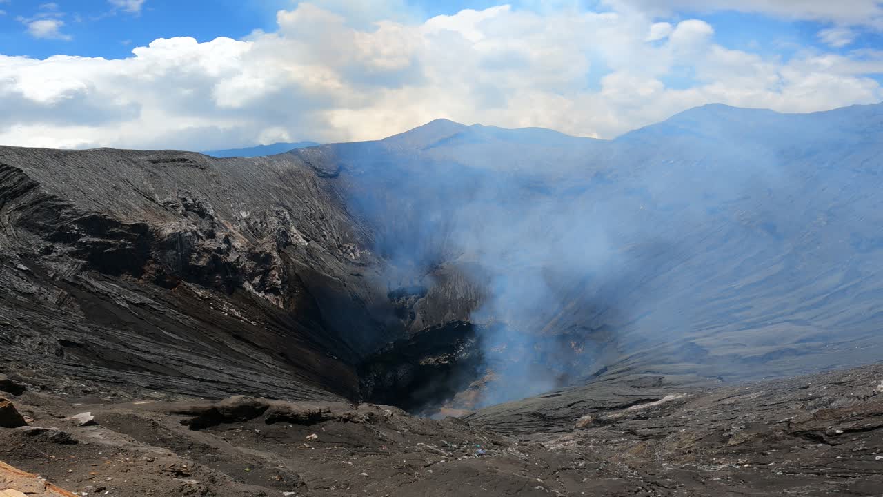 la vista desde la cima del monte bromo y muestra el cráter del monte bromo