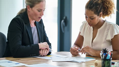 young businesspeople, brainstorm ideas