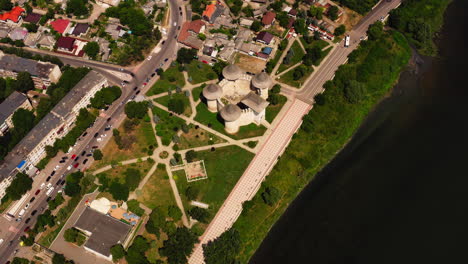 Vista-Aérea-De-Drones-De-La-Fortaleza-Medieval-De-Soroca,-Junto-Al-Río-Dniéster,-Moldavia