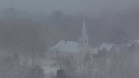 iglesia de la comunidad de monson vista a través de fuertes nevadas baja visibilidad