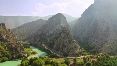 imágenes diurnas de drones de cañones y colinas en la región montañosa de turquía