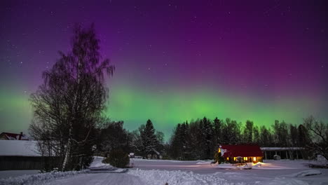 Zeitrafferaufnahme-Bunter-Elektrisch-Geladener-Teilchen-Am-Nachthimmel-Mit-Bunten-Blinkenden-Lichtern-Im-Winter