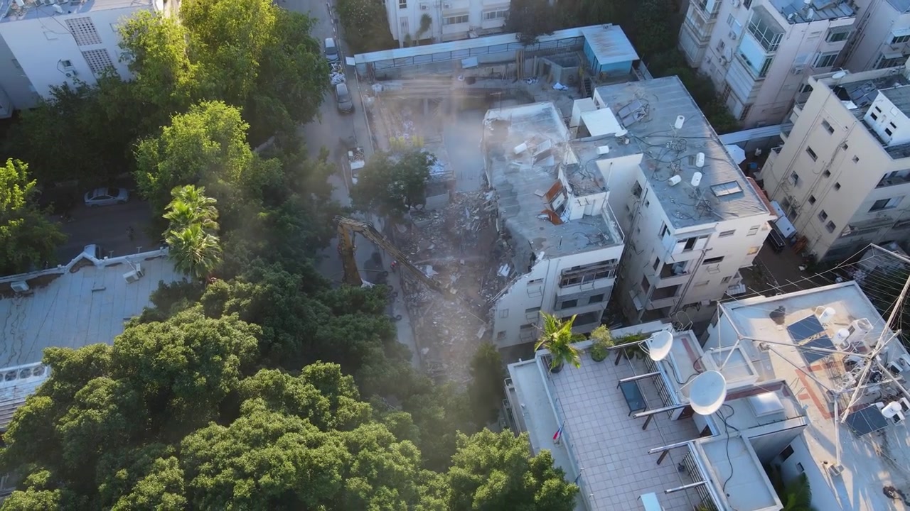 Vista aérea con dron de un sitio de demolición y reurbanización de edificios residenciales en la calle David, renovación urbana, desarrollo inmobiliario, פינוי בינוי, תמא 38 y crecimiento habitacional.
