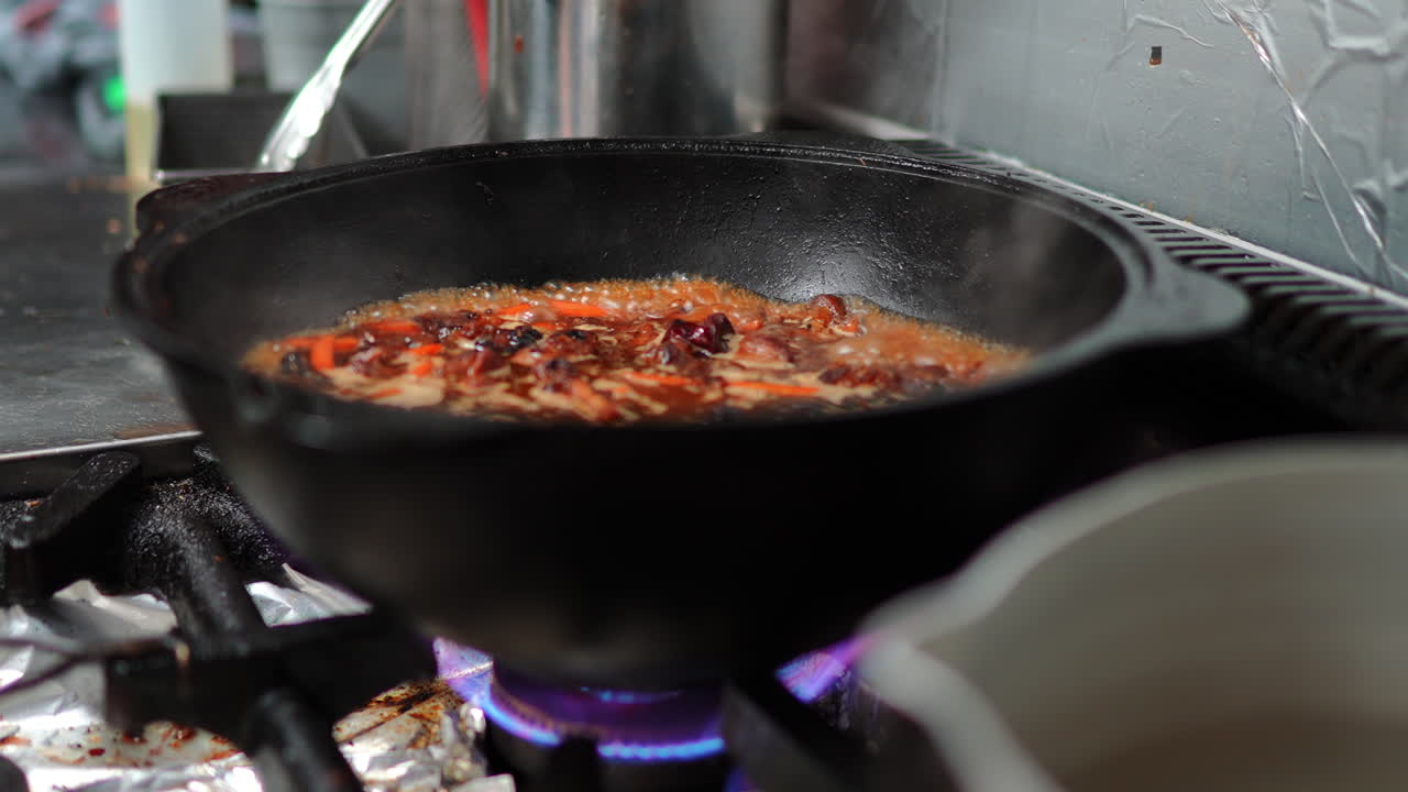 스토브 에 있는 판 에 음식 을 조리 하는 것