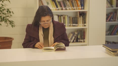 Bibliothekar,-Der-Ernsthaft-Eine-Lesegewohnheit-Kultiviert