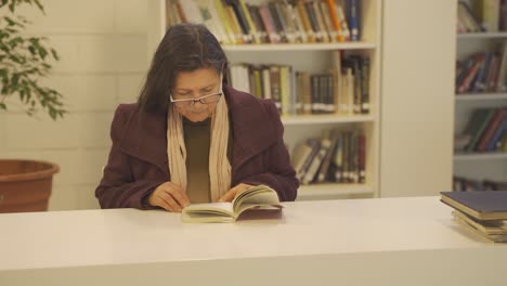 bibliotecario cultivando un hábito de lectura en serio