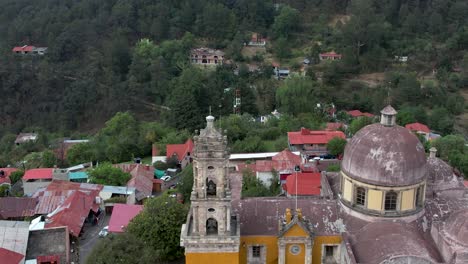 Tiro-De-Drone-De-La-Iglesia-Principal-En-Un-Pequeño-Pueblo-En-Hidalgo-Mexico