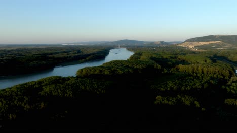 Panoramablick-Auf-Die-Donau-Und-Den-Auenwald-In-Niederösterreich---Drohnenaufnahme