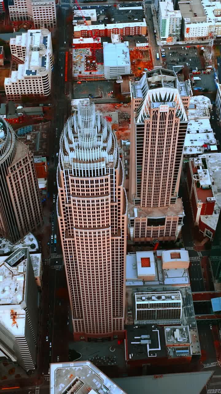Quartieri nel centro di una grande città moderna. Vista aerea su Charlotte, Carolina del Nord, USA. Video verticale