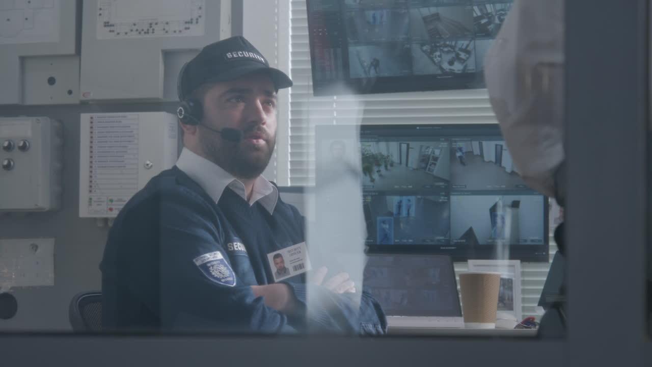 beveiligingsbewaker in de controlekamer.