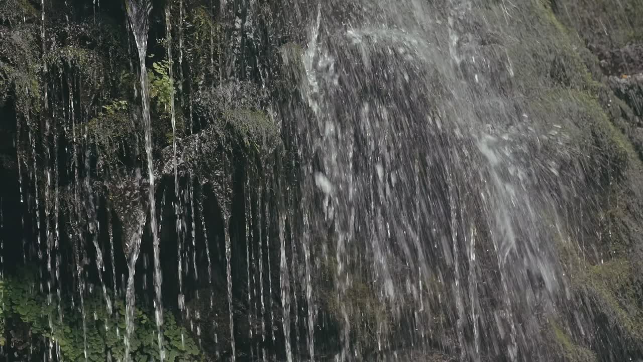el agua cae en cascada por las rocas.