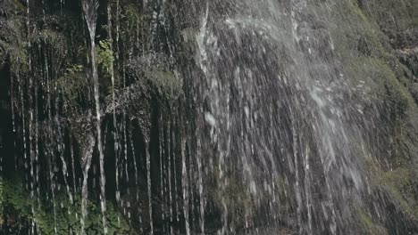 el agua cae en cascada por las rocas.