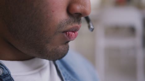 vista de cerca del hombre llamando en la oficina creativa