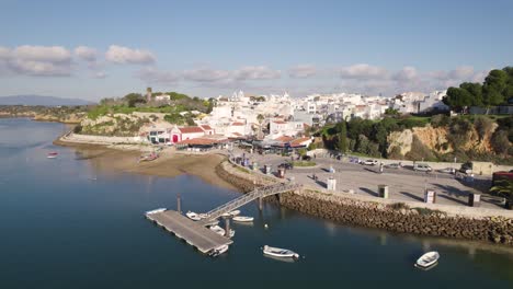 Drohnen-Etabler-Schöne-Küstenstadt-Alvor-In-Portugal-An-Einem-Sonnigen-Sommertag