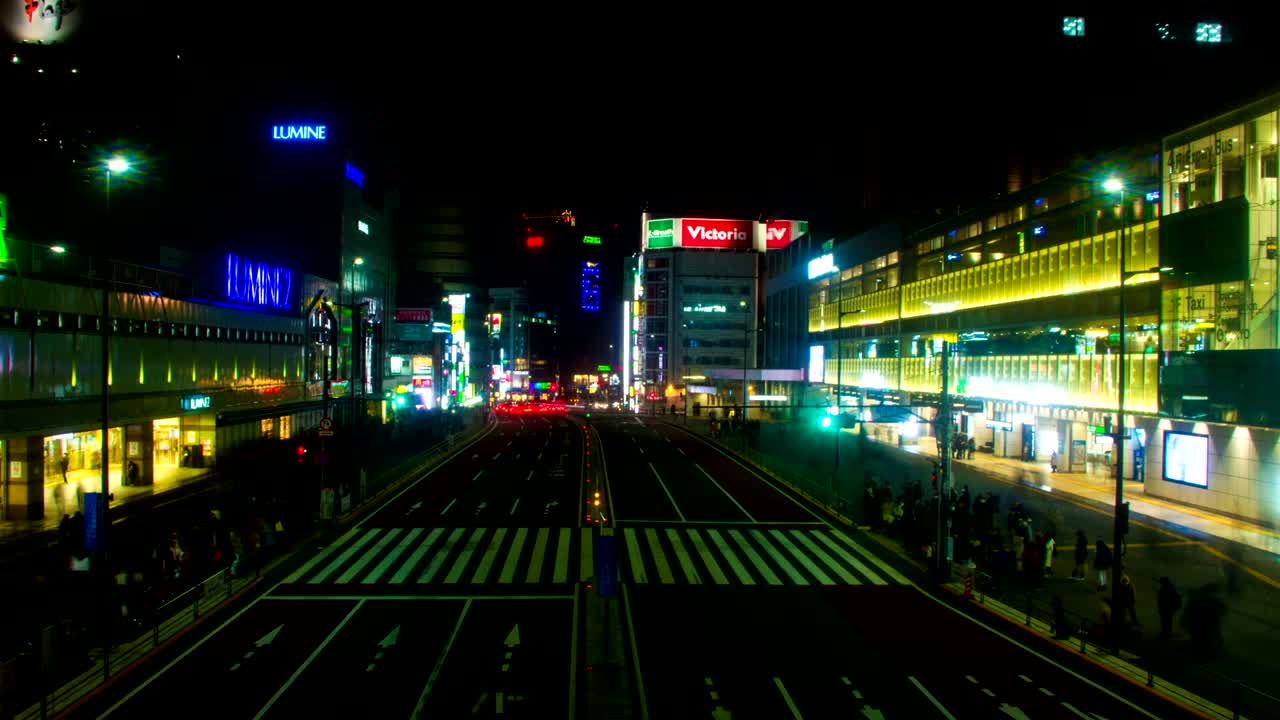 신주쿠의 남쪽 역 근처의 야간 촬영 오른쪽 닝