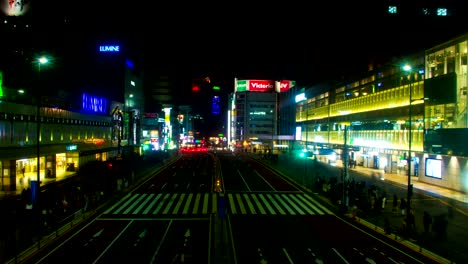 el lapso de la noche cerca de la estación en shinjuku lado sur tiro ancho derecha panorámica