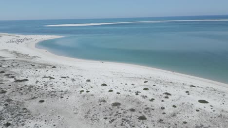 Schrägaufnahme-Einer-Ruhigen-Strandkurve-Mit-Klarem,-Blauem-Wasser-Und-Weißem-Sand-In-Portugal