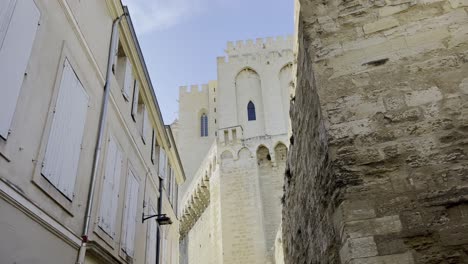 ciudad francesa con pared de piedra y iglesia histórica en el fondo en buen tiempo