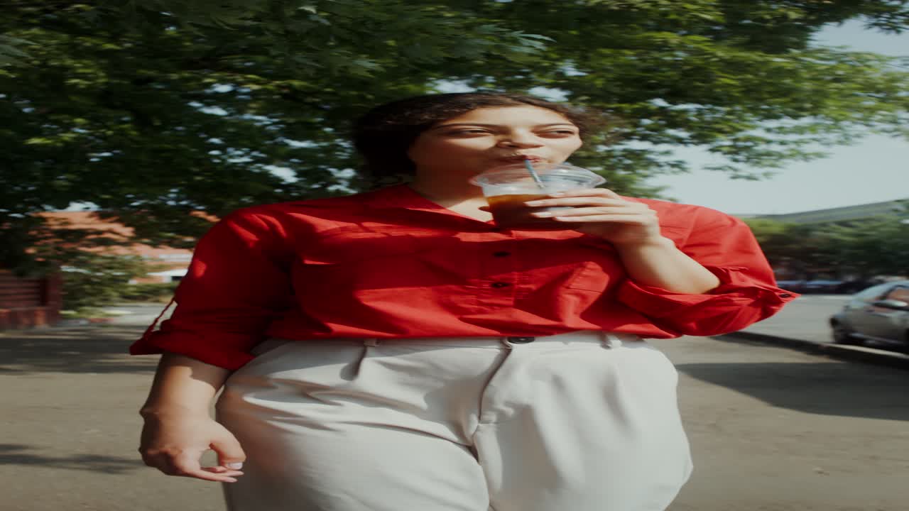 mujer caminando y bebiendo café