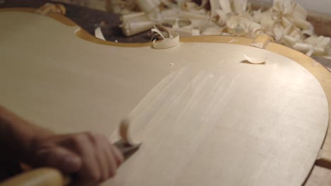 luthier anónimo creando un violín en el taller
