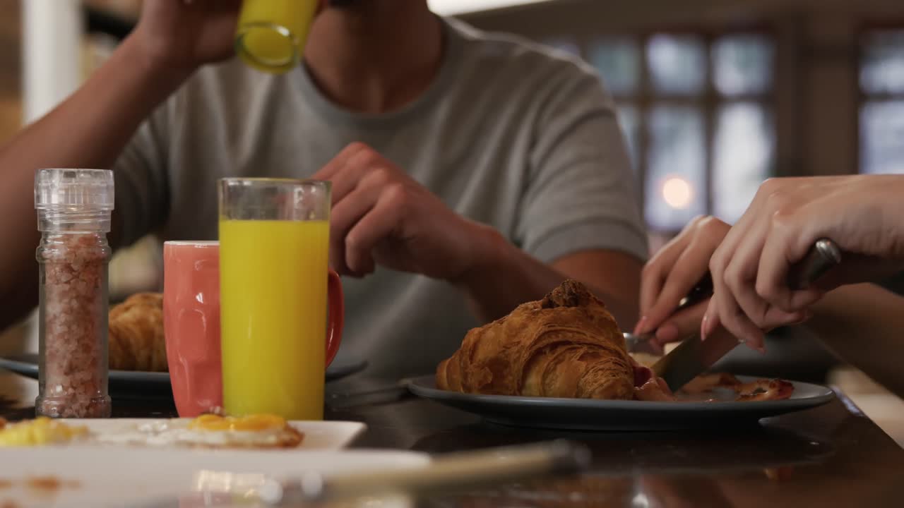 pareja feliz pasando tiempo juntos en su casa