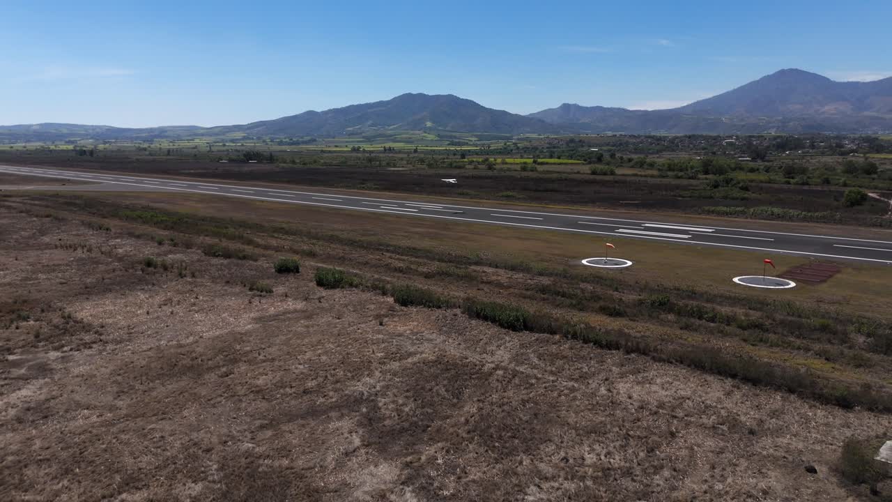 el despegue de un avión en un aeropuerto mexicano, disparo de un dron, el fondo de las montañas
