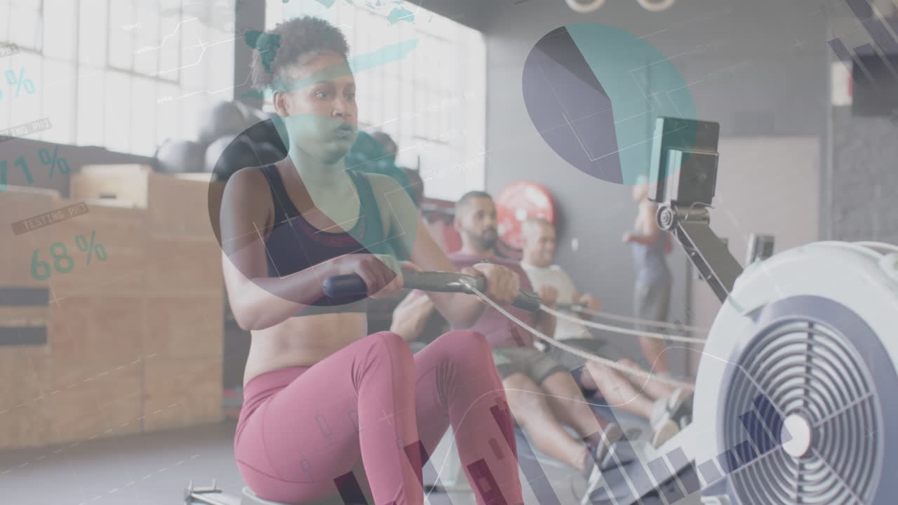 animación de la interfaz de procesamiento de datos sobre diversas mujeres y hombres que se entrenan en máquinas de remo en el gimnasio