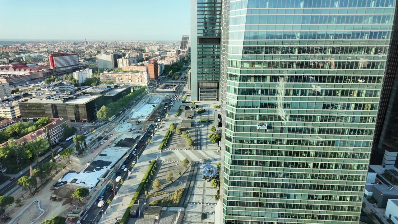 Vista elevada de la ciudad sobre el distrito de negocios Cuatro Torres de Madrid con edificios de oficinas de cristal, calles y tráfico abajo