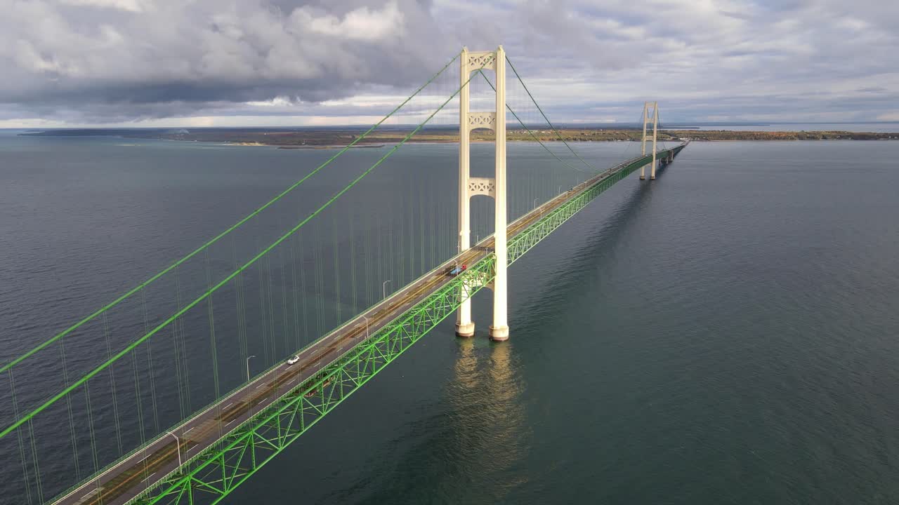 el sol brilla sobre el impresionante e histórico puente mackinaw, que conecta la península superior e inferior, tiro aéreo hacia atrás