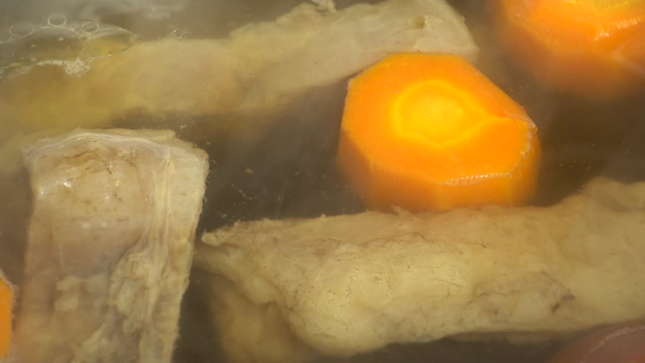 Manzo con cipolle e carote cotto nel brodo