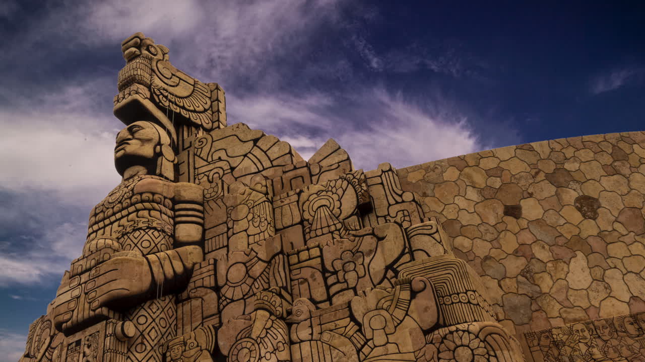 푸른 하늘이 휘몰아치는 멕시코 유카탄 메리다의 파세오 데 몬테호에 있는 고향 기념비를 밀고 있는 시네마그래프