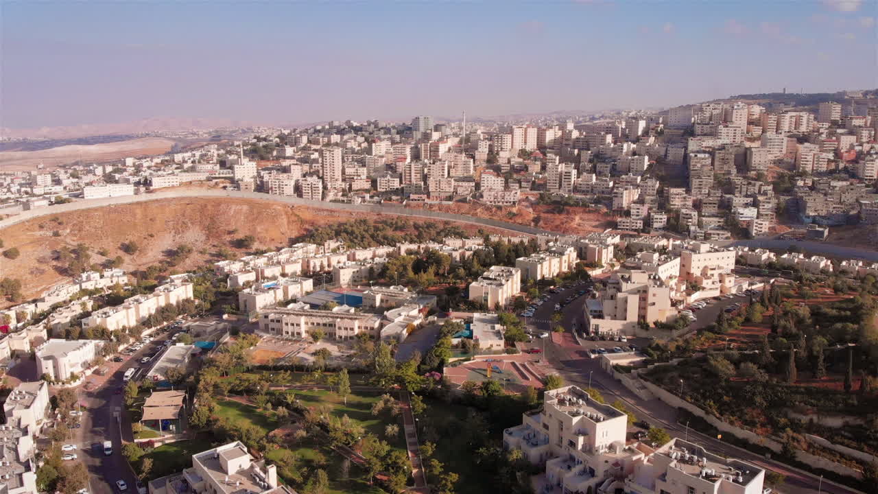 imágenes aéreas de la ciudad de israel y palestina dividida por una valla