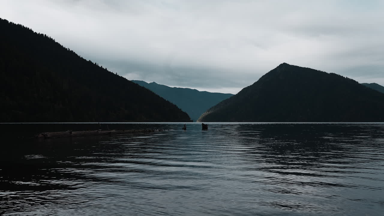 평온한 산 호수 풍경