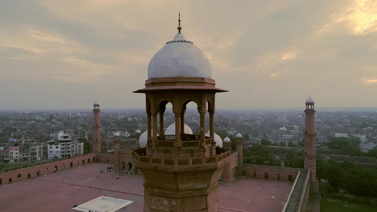 fotografía aérea de la mezquita del emperador de lahore