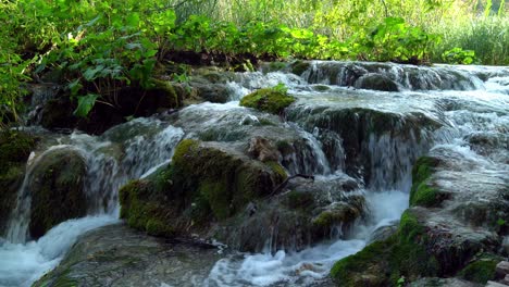Cascada-De-Agua-A-Lo-Largo-De-Una-Serie-De-Grandes-Rocas-Cubiertas-De-Musgo-En-El-Parque-Nacional-De-Los-Lagos-De-Plitvice-En-Croacia,-Europa