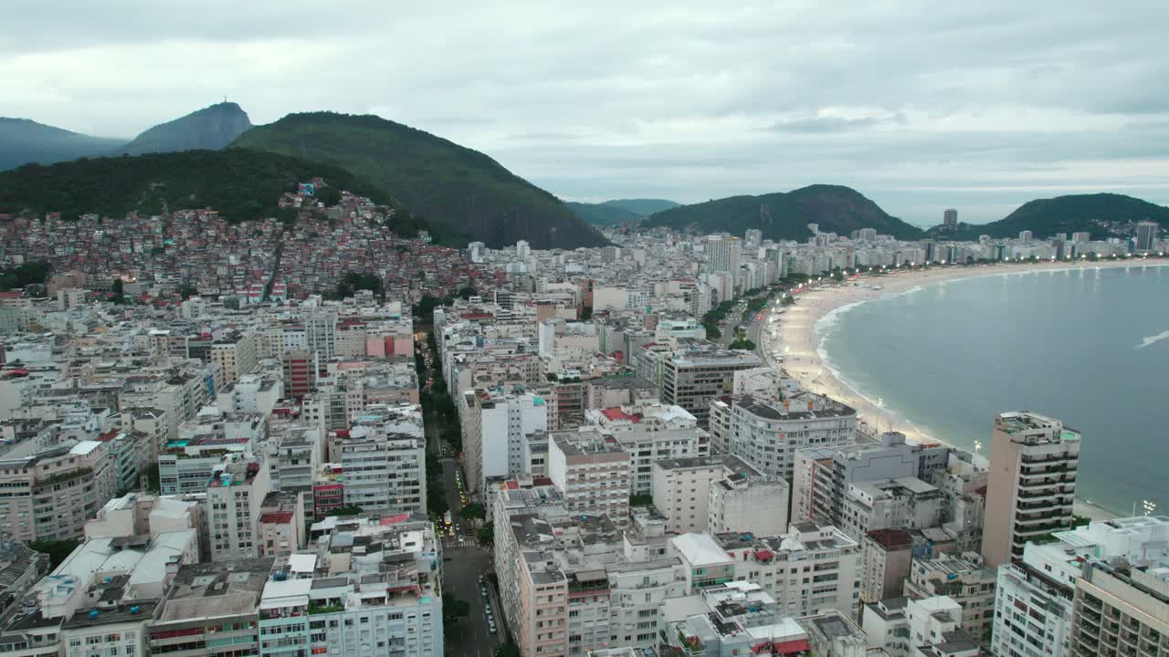 vista aérea dolly en el barrio de copacabana rio de janeiro brasil, edificios residenciales en un día nublado