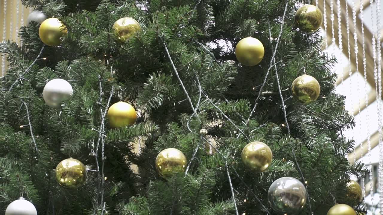 Árvore de Natal verde com decoração de bolas em shopping center de Melbourne central na Austrália, à luz do dia