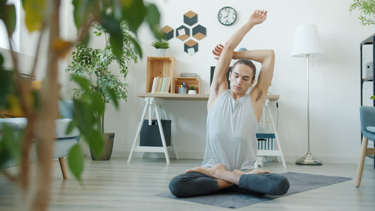 hombre practicando yoga en casa