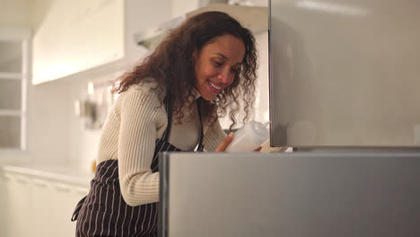 Mujer-Latina-Nevera-Abierta-O-Nevera-En-La-Cocina