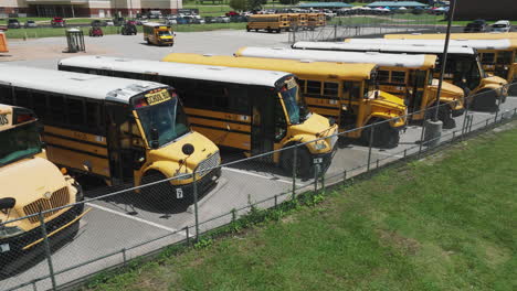 Autobuses-Escolares-Amarillos-Americanos-En-El-Estacionamiento-En-Un-Día-Soleado